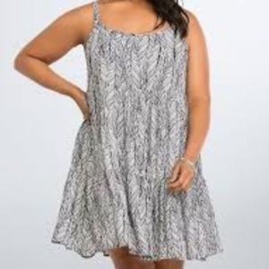 Torrid sz1 NWOT feather pattern dress